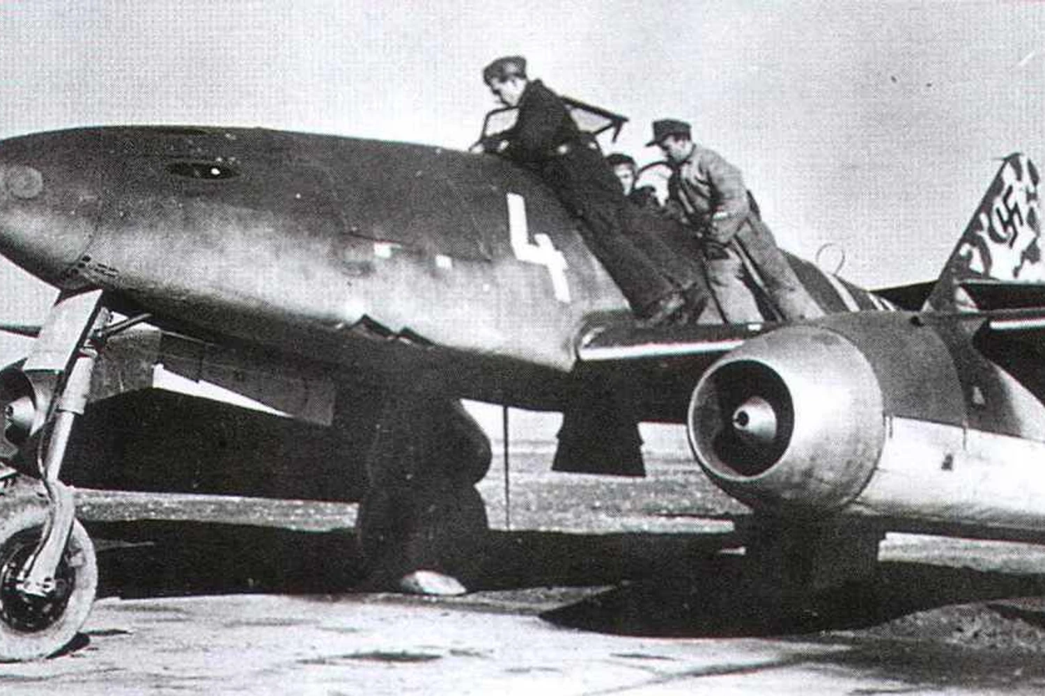 O cancelamento do Amerika Bomber abriu espaço para o desenvolvimento do Me 262, primeiro avião a jato da história