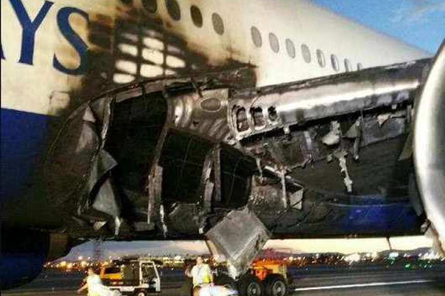 O estado que ficou o Boeing 777 da British Airways após o incêndio