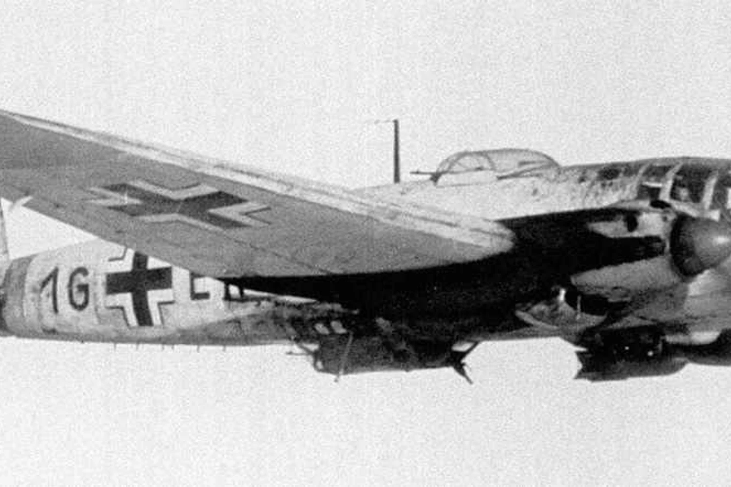 O He 111 era um borbardeiro médio capaz de atingir altas velocidades, mas levava poucas bombas e tinha alcance limitado