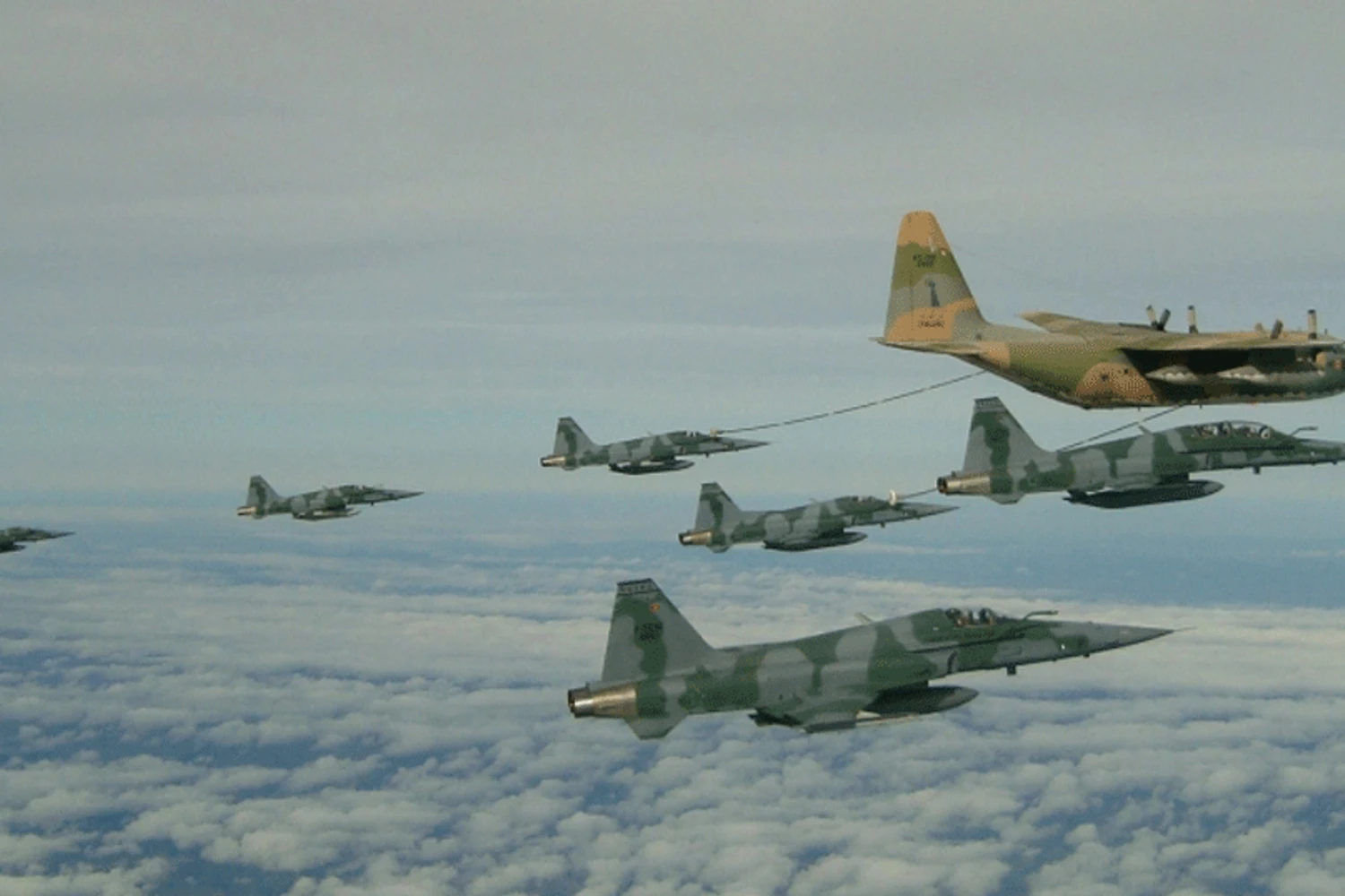 O reabastecimento aéreo da FAB é realizado por cargueiros C-130 Hércules (FAB)