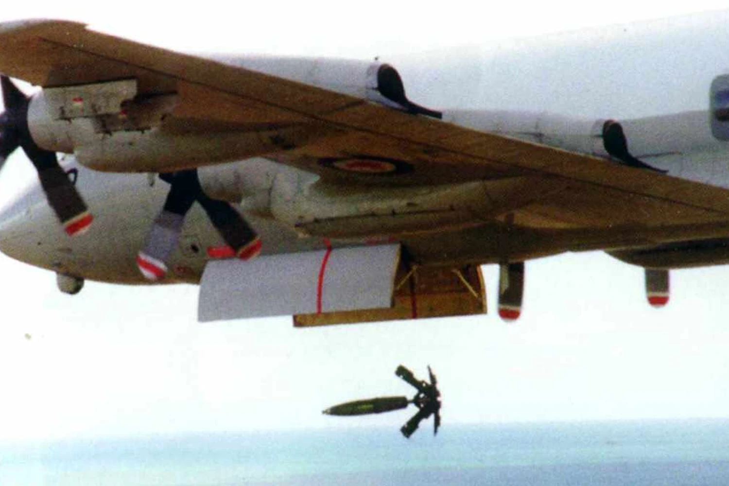 Um P-3 da força aérea do Canadá lançando bombas MK-82 de queda livre (Divulgação)