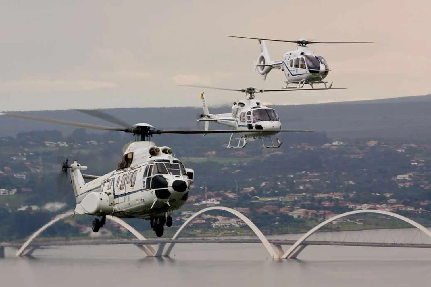 A frota de transporte oficial também conta com helicópteros de alta performance (FAB)