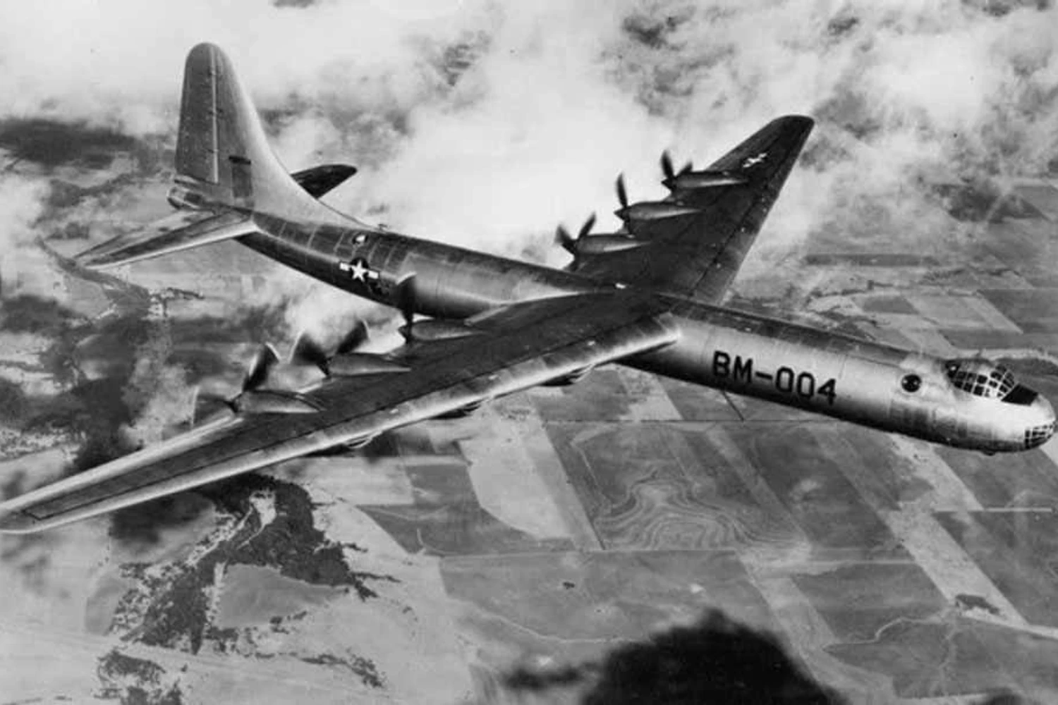 A tripulação de um B-36 teve de lançar uma bomba atômica do porão para se salvar (USAF)