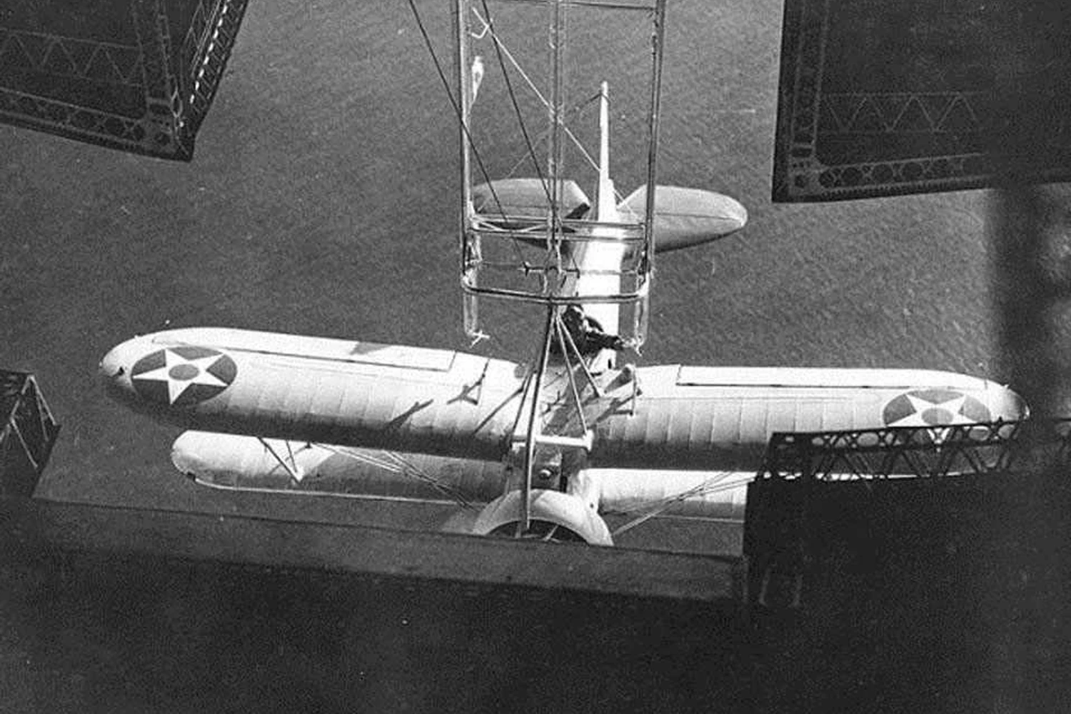 Após o engate, o caça era recolhido para o hangar a bordo do dirigível