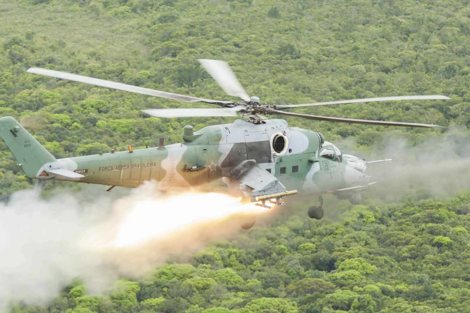 As tripulações do AH-Sabre também treinaram o disparo de foguetes com cabeça de guerra (FAB)