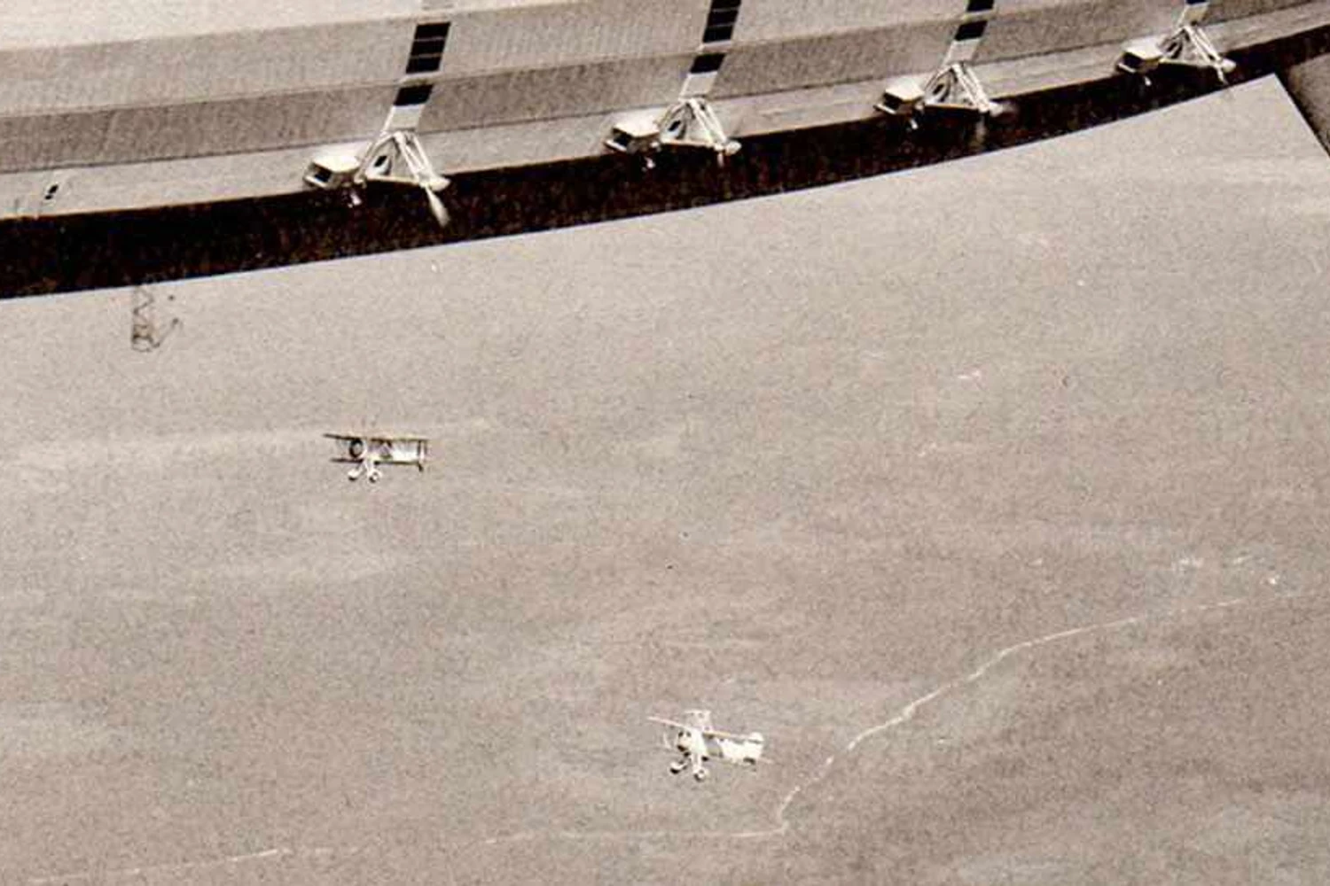 Caças ‘Sparrowhawk’ se aproximam para "pousar" do dirigível USS Macon (Domínio Público)