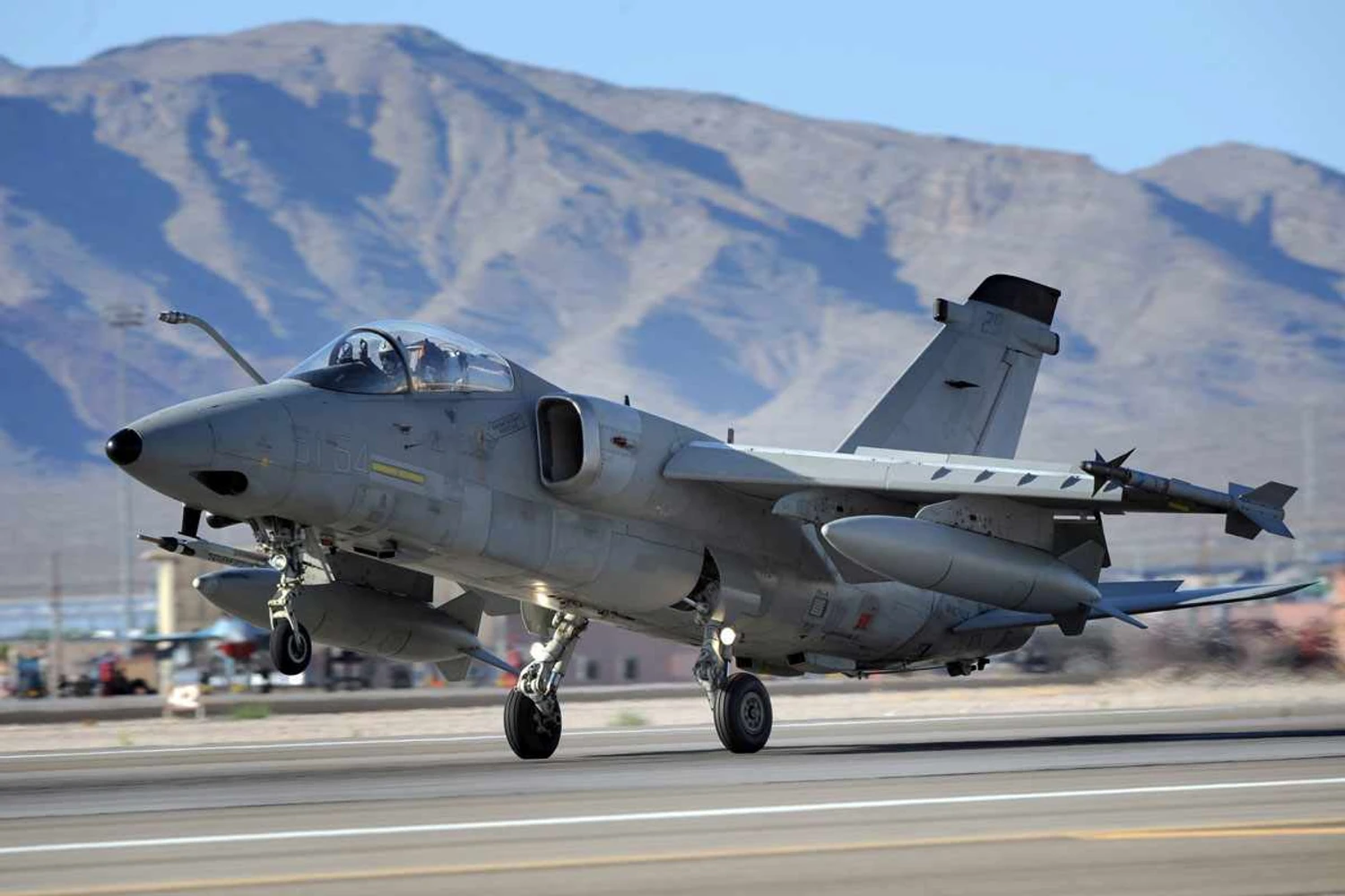 Avião de guerra ecológico: Itália testa AMX abastecido com biocombustível