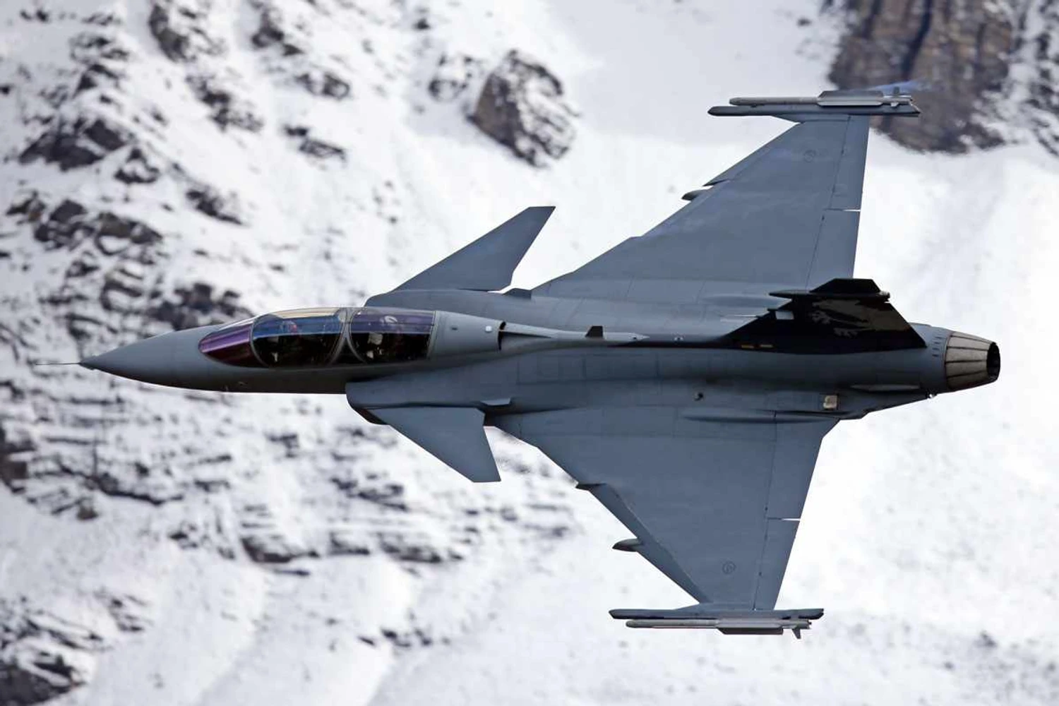 O caça Gripen F poderá transportar dois tripulantes; esse tipo de avião é aplicado em treinamentos, mas também pode ser usado em combates (SAAB)