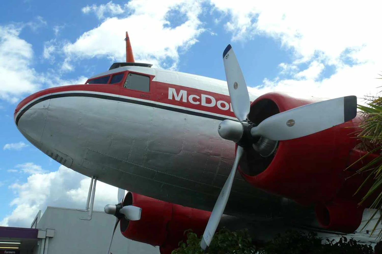 O DC-3 está estacionado no mesmo local desde 1984 e há 24 anos serve ao McDonald