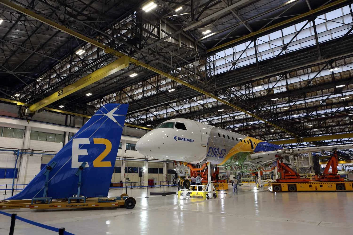 À espera de fusão com a Boeing, Embraer concede férias coletivas aos funcionários no Brasil