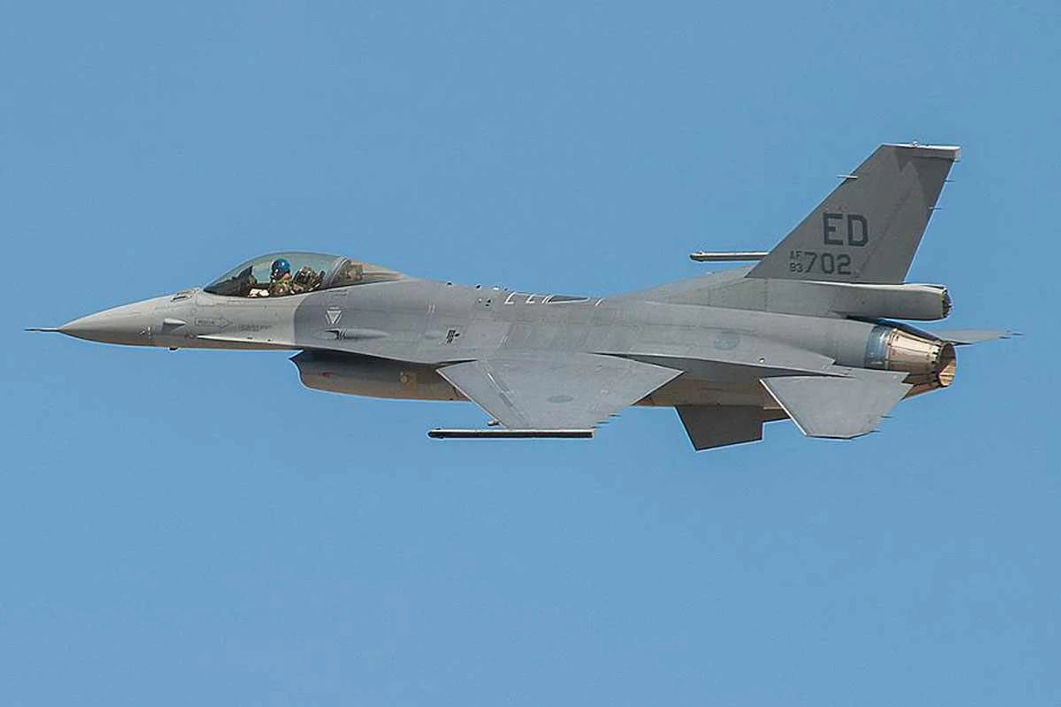 O F-16V possui equipamentos eletrônicos de última geração. Só faltam interessado... (Lockheed Martin)