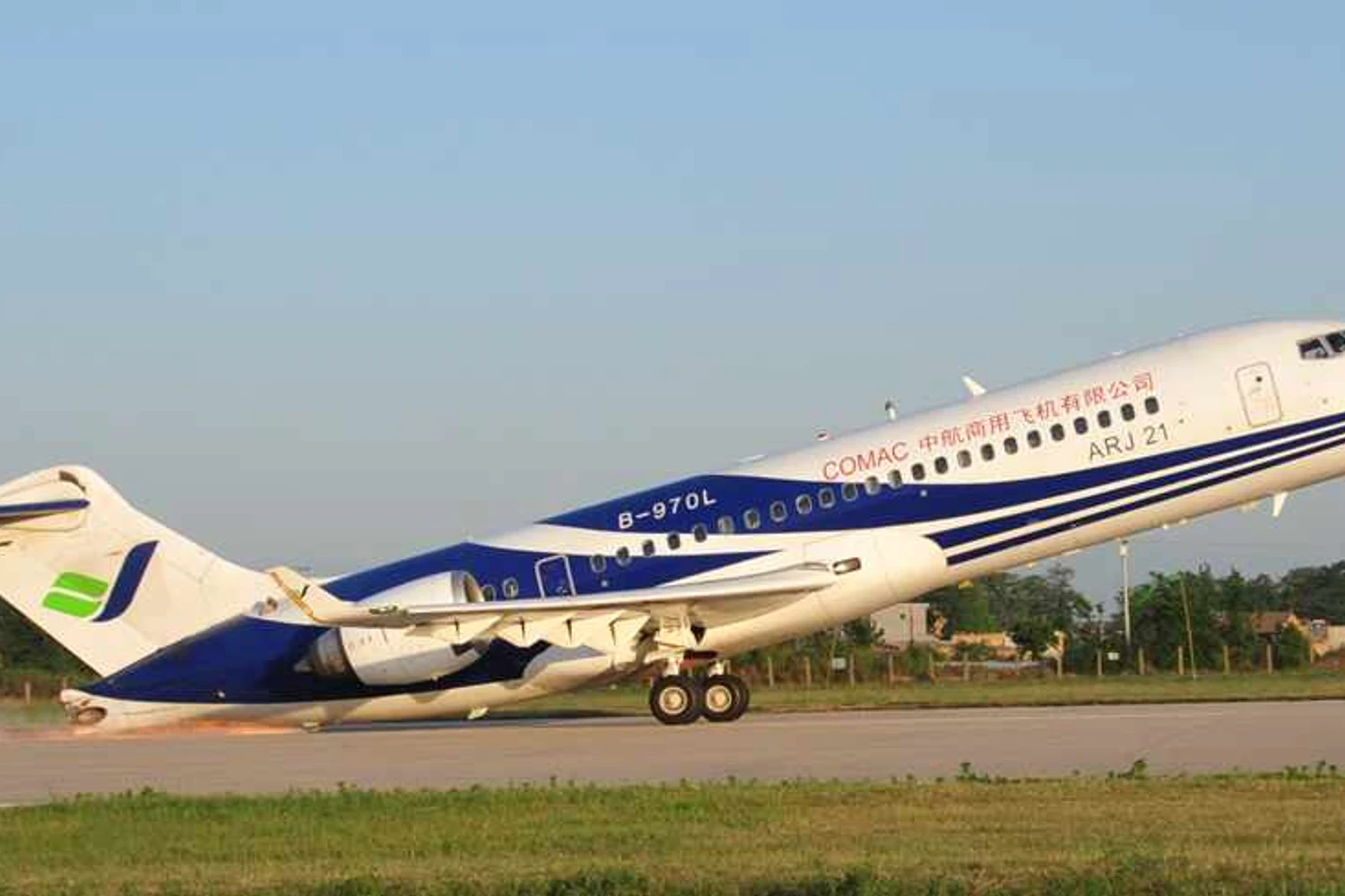 O jato regional ARJ21 deve estrear em rotas comerciais em 2018 (COMAC)