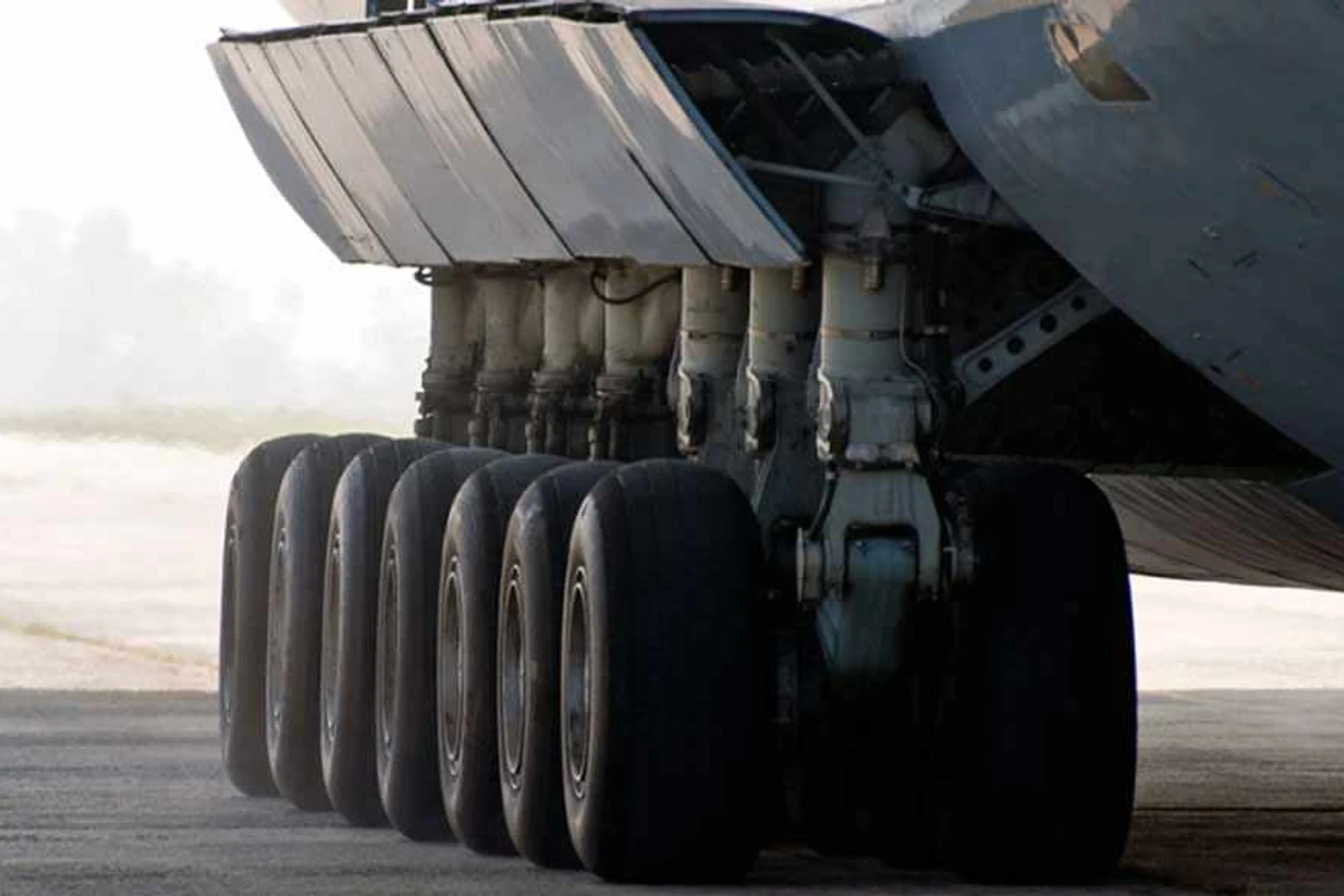 O trem de pouso do AN-225 possui 32 rodas (Antonov)
