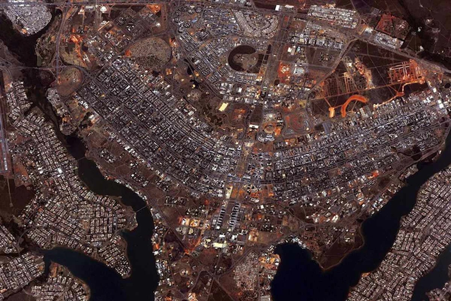 Tá certo, essa é bem forçada, mas com falar do assunto sem mencionar o 'avião' de Brasília?