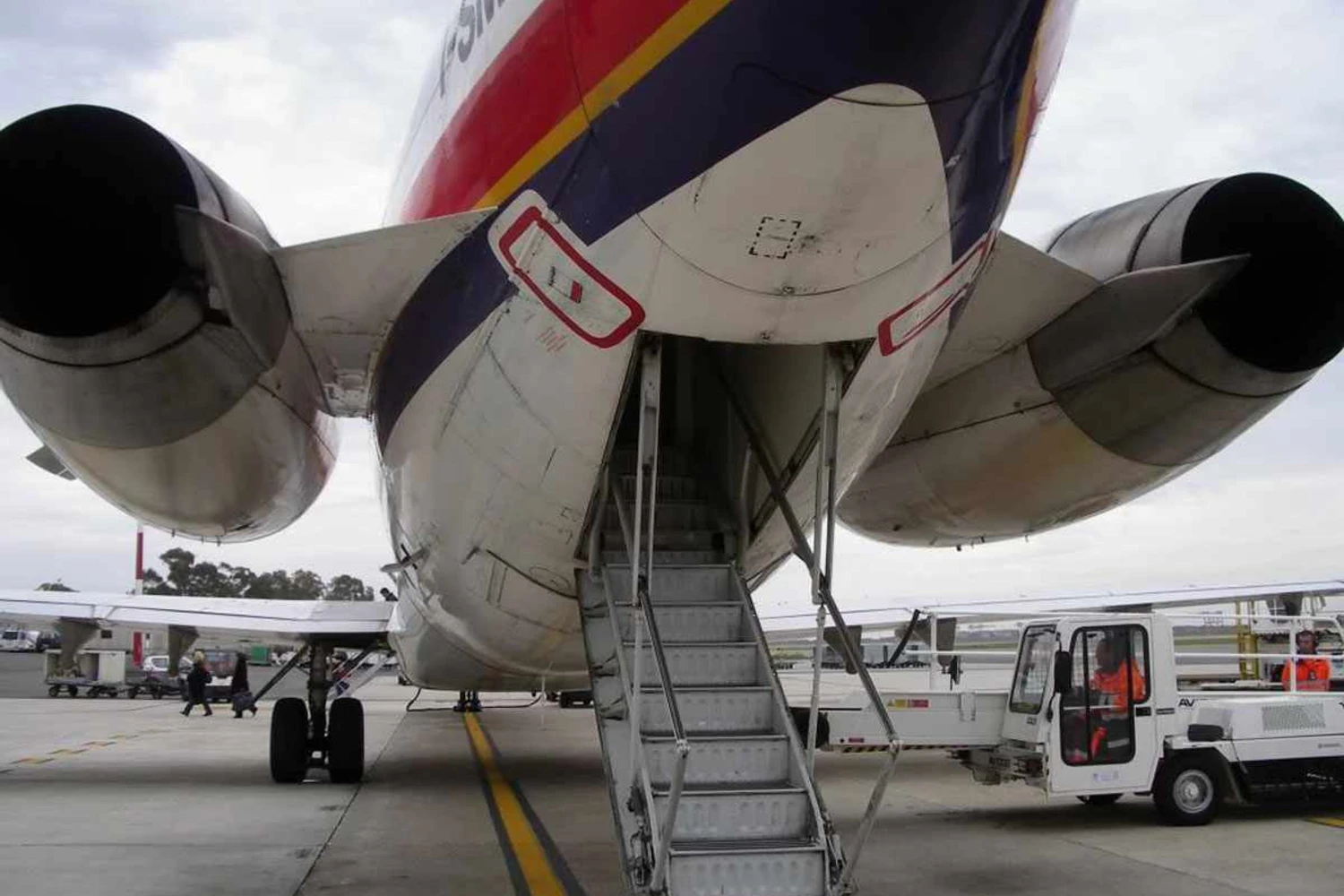 O Boeing 727 contava com uma curiosa porta de embarque na cauda, por onde Dan Cooper saltou (Photobucket)