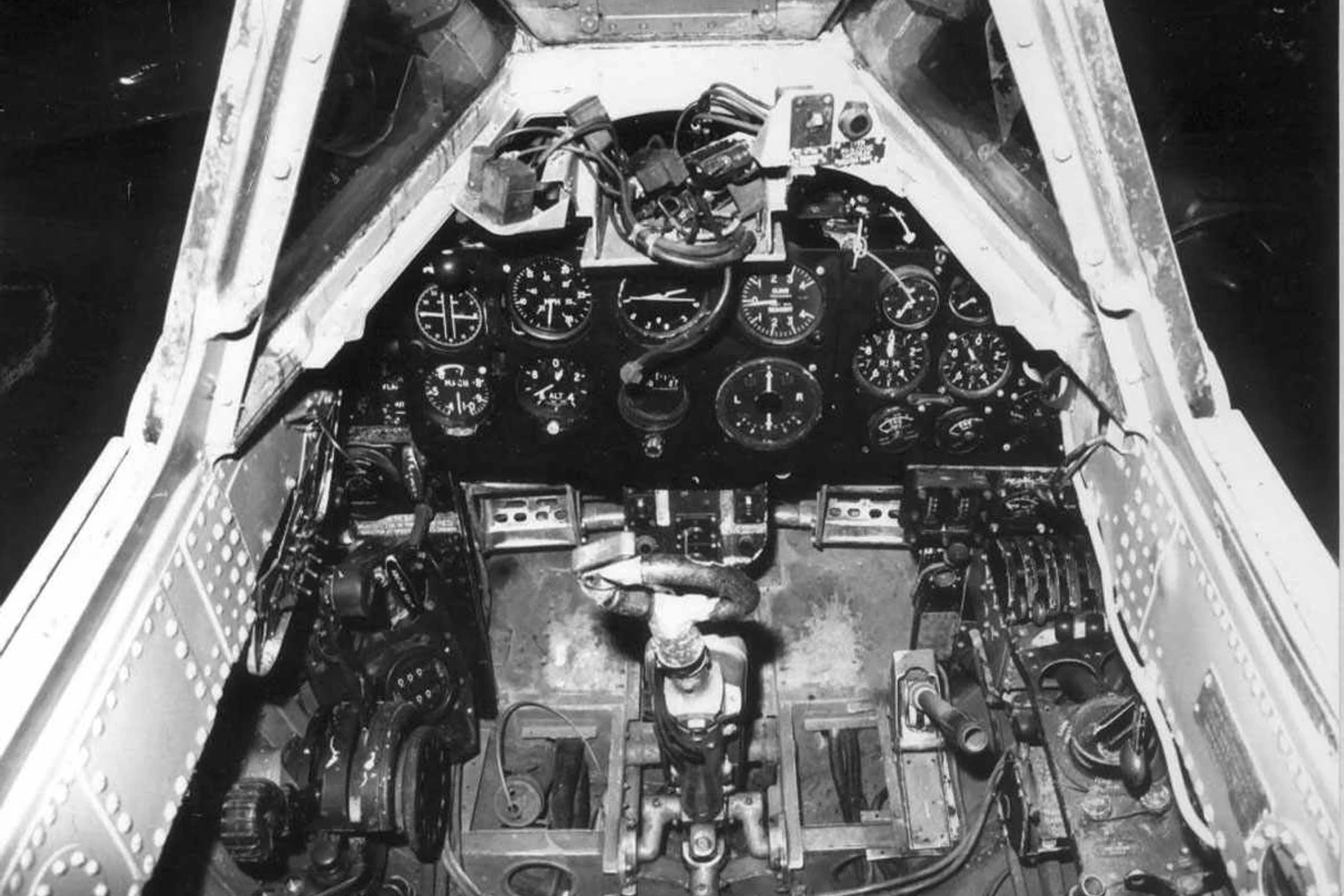 Apesar de ser um jato biturbina, o cockpit do SR A/1 era simples e se assemelhava ao dos caças a pistão da 2ª Guerra Mundial