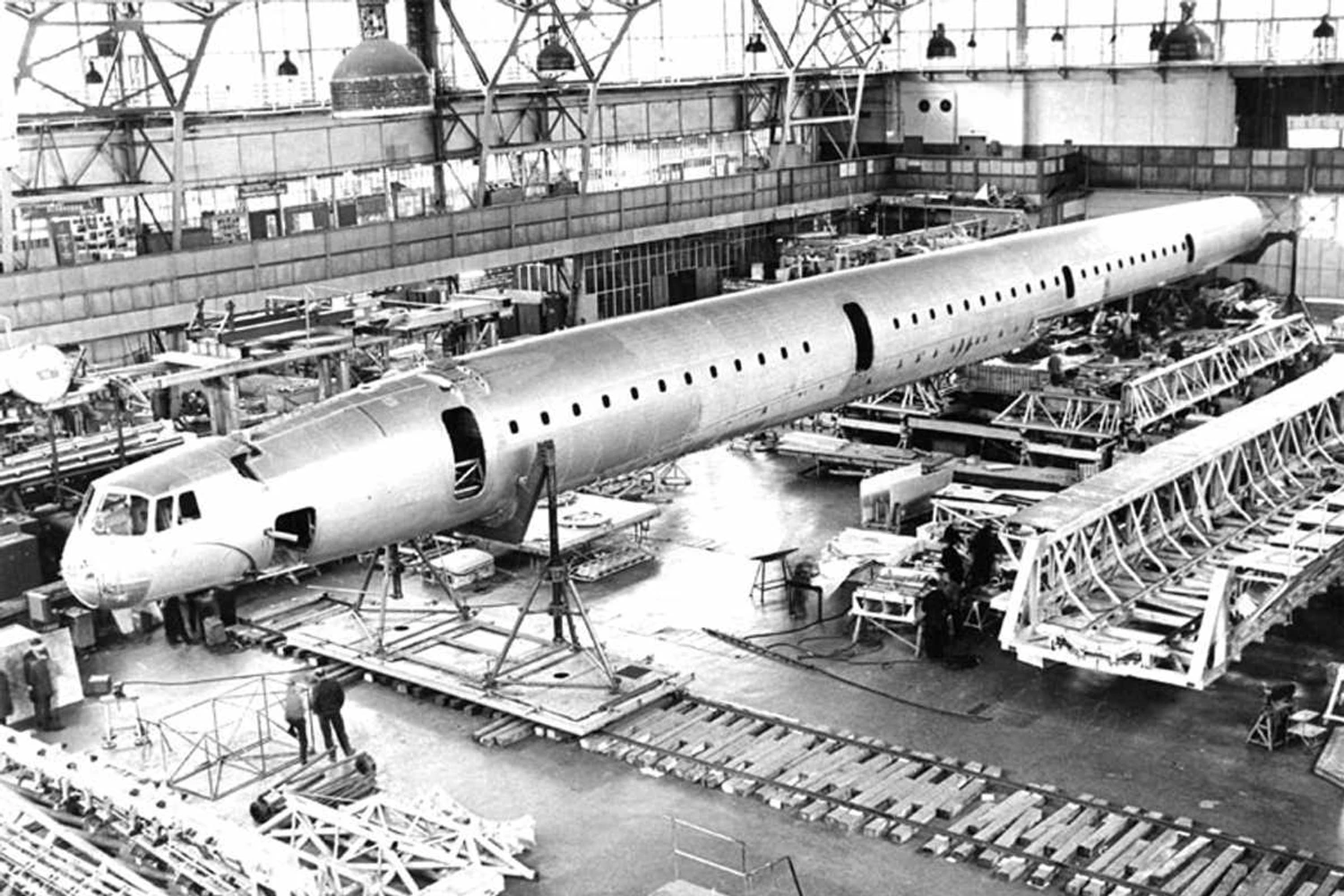 Linha de montagem do Tu-144: o modelo era maior que o Concorde
