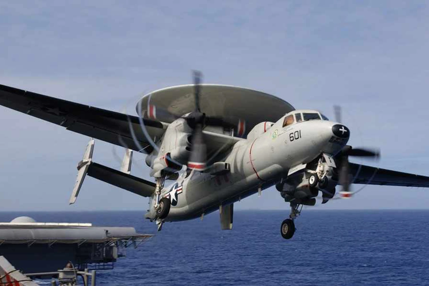 O "avião-radar" E-2 Hawkeye dos EUA vão monitorar o movimento das aeronaves (US Navy)