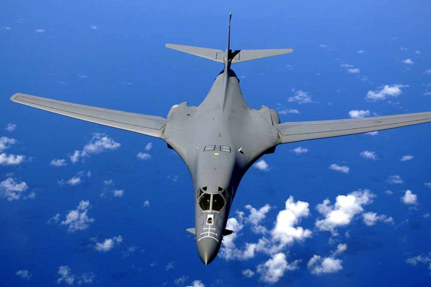 O B-1 pode carregar mais de 50 toneladas de bombas em velocidade supersônica (USAF)