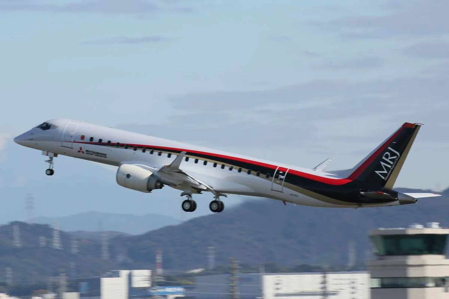 Mitsubishi MRJ completa primeiro voo