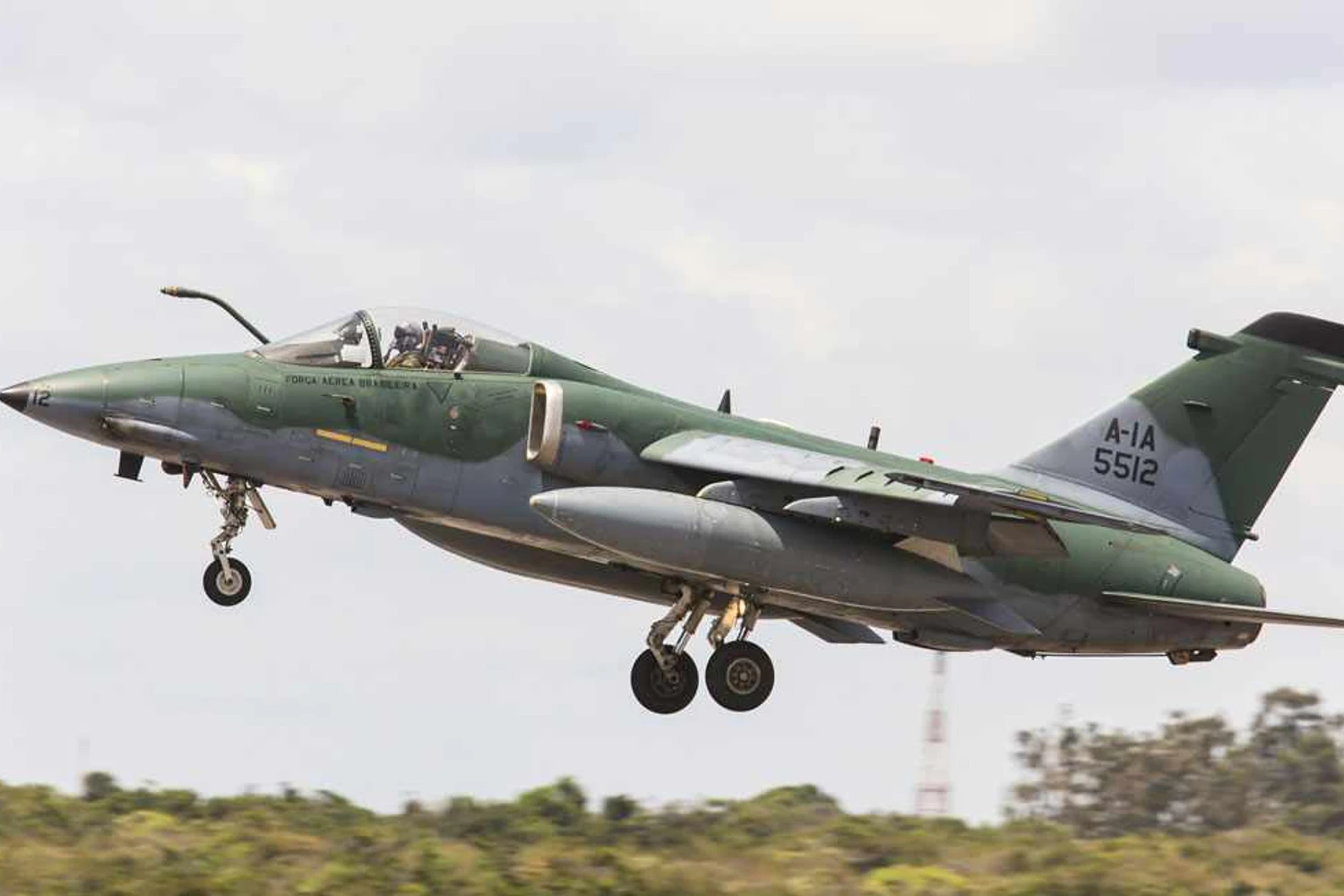 Os aviões de ataque A-1 da FAB vão tentar furar o bloqueio de caças F-5 e F-18 (FAB)