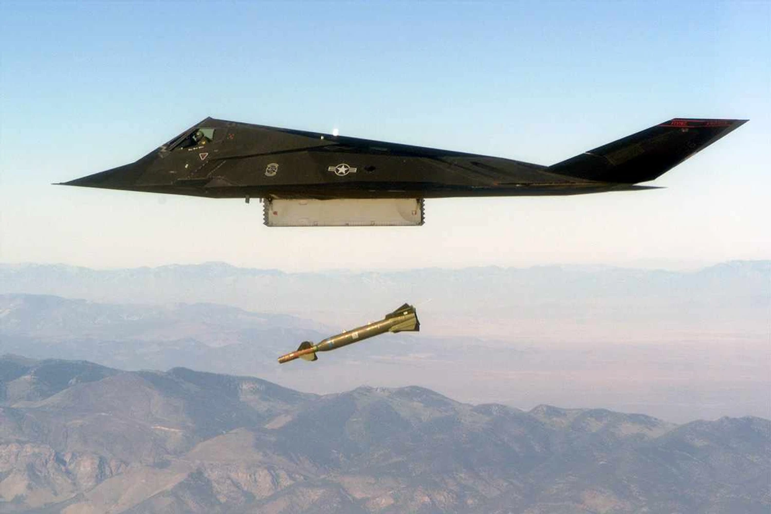 “Desculpe, não sabíamos que era invisível”: como um antigo míssil soviético abateu um F-117 dos EUA