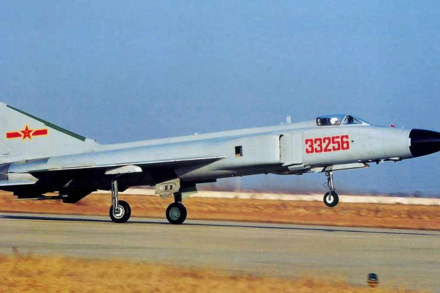 O J-8 possui oito pontos de fixação para armas nas asas (Shenyang Aircraft)