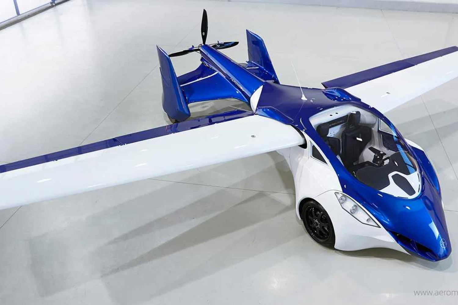 Para caber na garagem, as asas do AeroMobil dobram. No entanto, o veículo ainda tem sete metros de comprimento (AeroMobil)