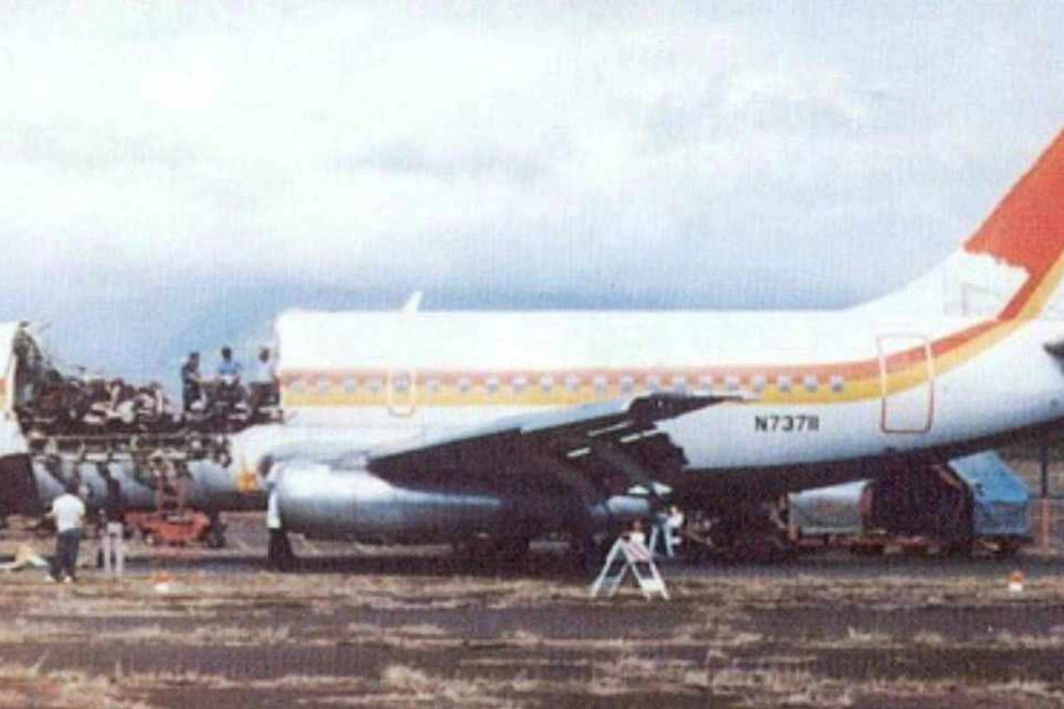 Uma comissário de bordo foi sugada da cabine com o rompimento da fuselagem (Reprodução)