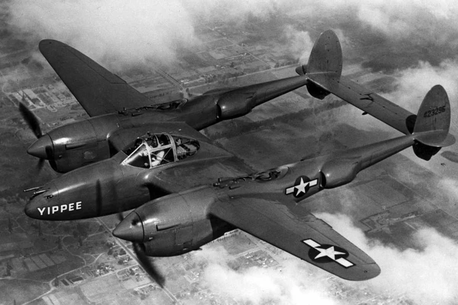 A formação japonesa foi atacada de forma fulminante por 16 caças P-38 (Domínio Público)