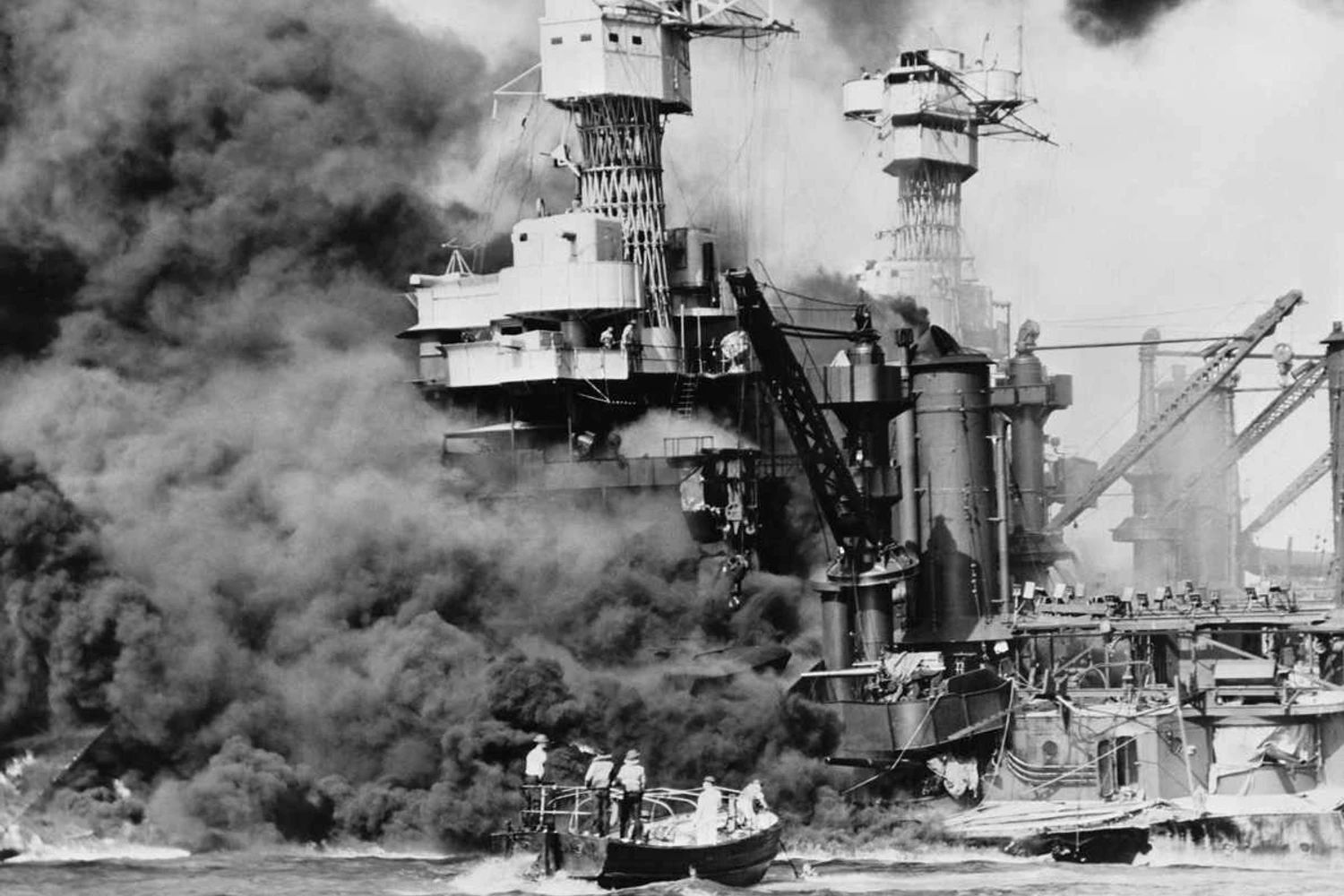 O ataque surpresa a Pearl Harbor deixou mais de 2.400 mortos e destruiu dezenas de embarcações dos EUA (Domínio Público)