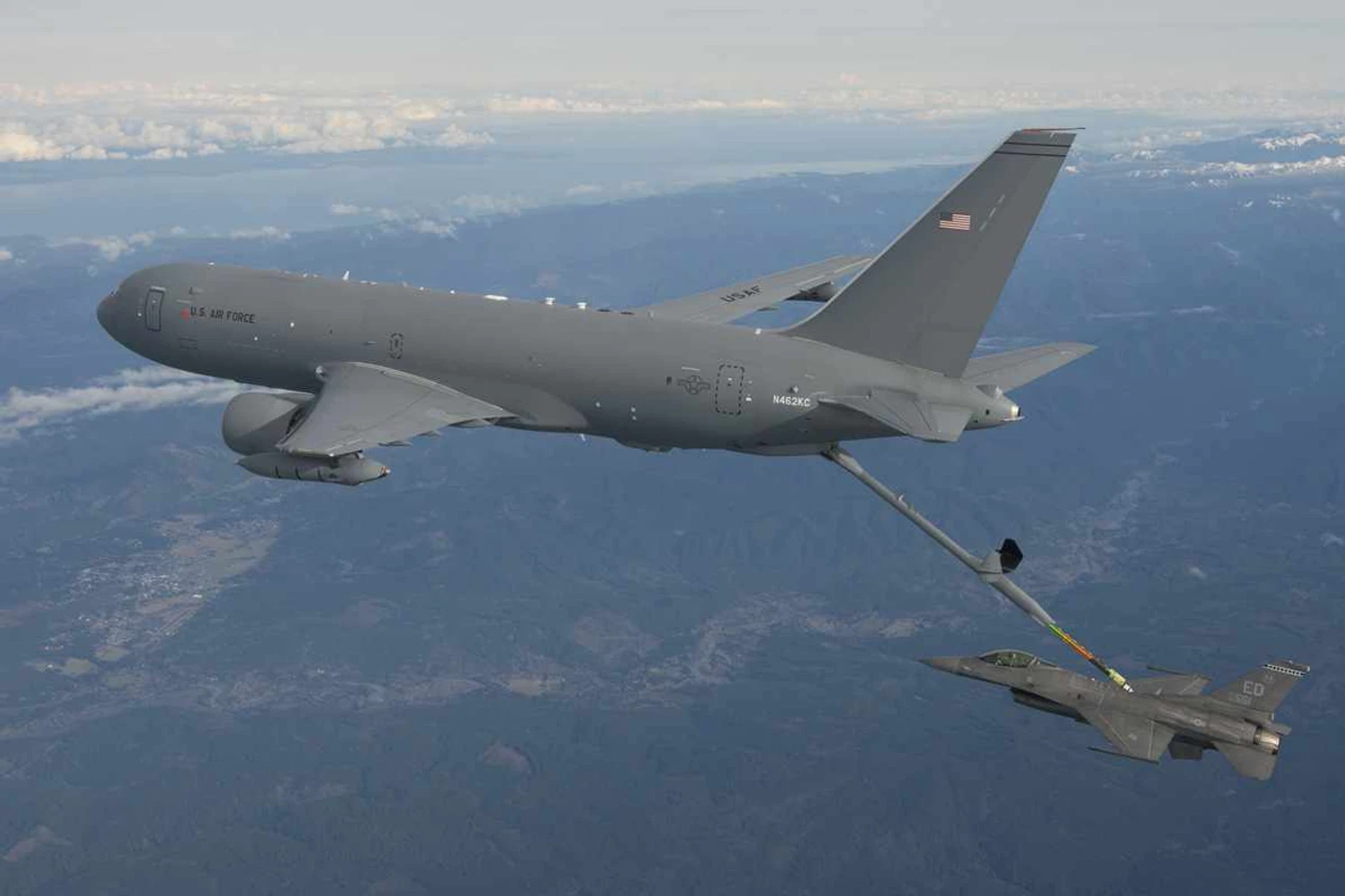 Novo avião-tanque da Boeing completa primeiro teste