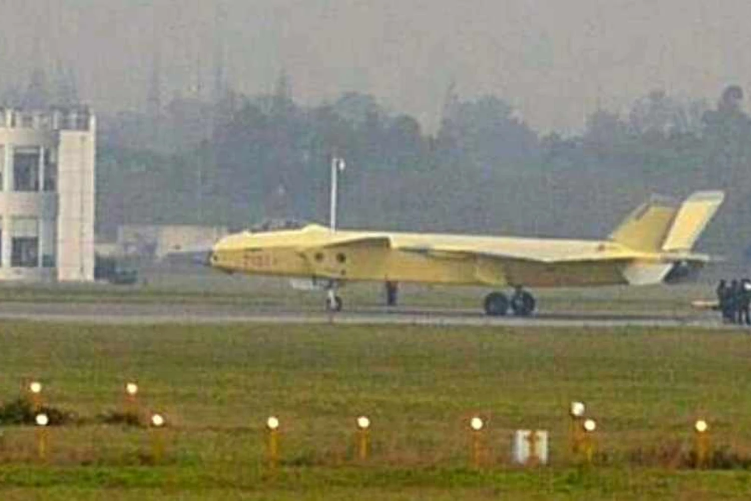 O modelo "2101" foi flagrado em Sichuan, ainda com pintura primer (Xinhua)