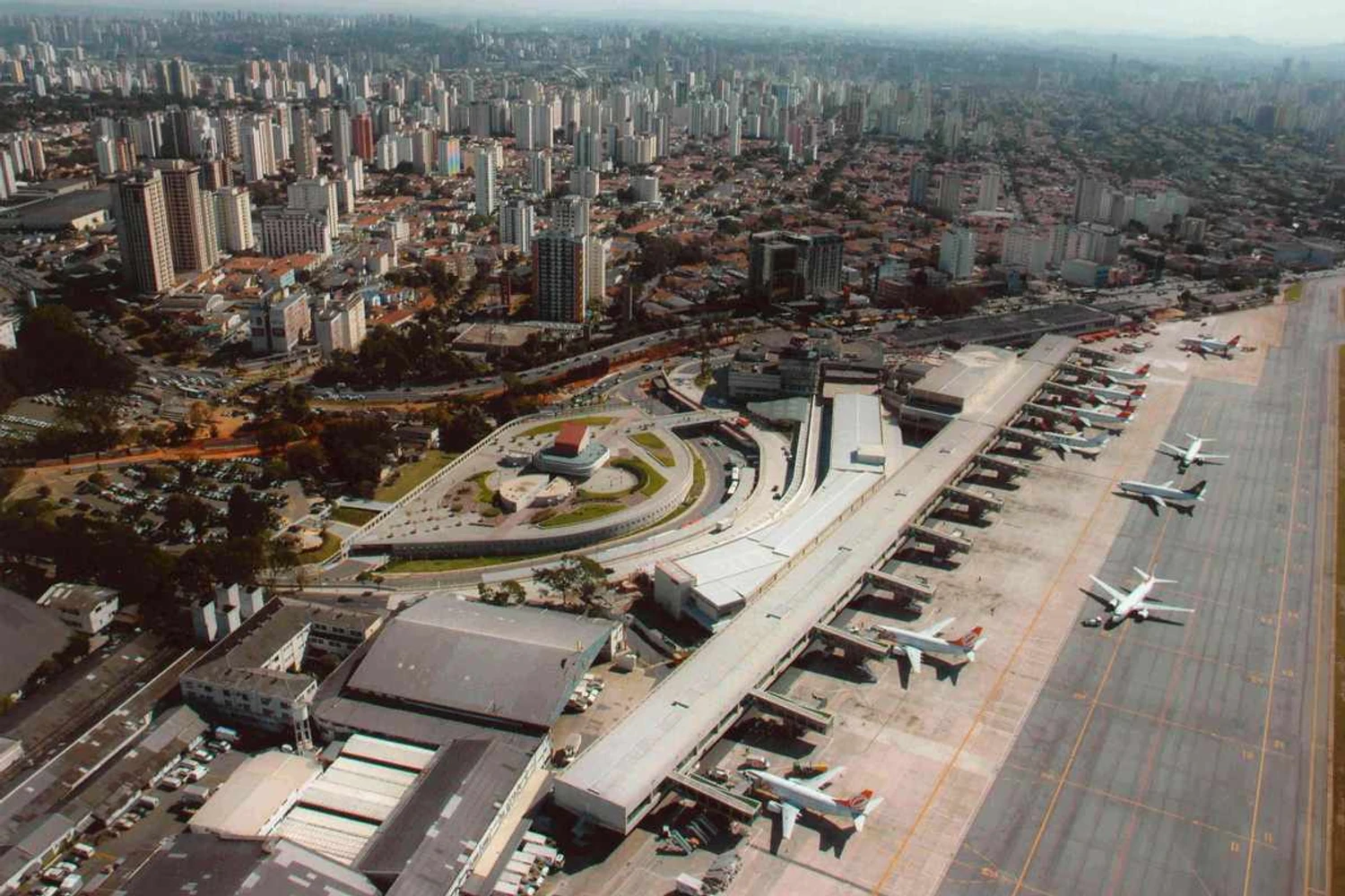 Píer foi aberto em 2005 para melhorar conforto (Infraero)