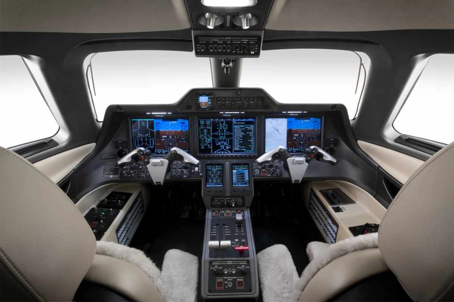 A cabine do Phenom possui alguns dos equipamentos mais avançados da aviação (Embraer)