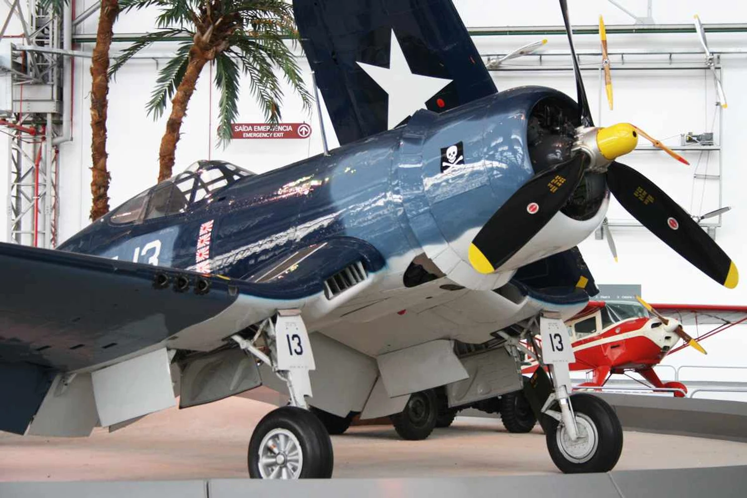 A coleção reúne autênticos "warbirds", como o caça naval F-4 Corsair (Thiago Vinholes)