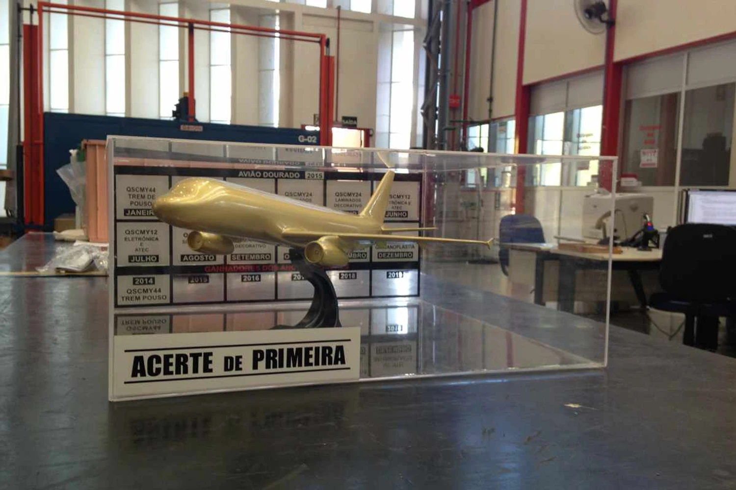 O troféu "Avião Dourado" passa o mês com a oficina que obtém os melhores desempenho (Thiago Vinholes)
