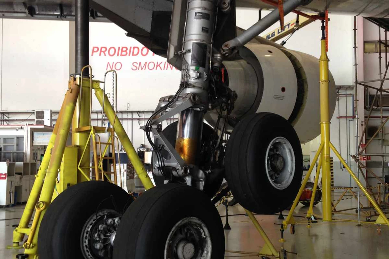 Parece fácil: um A330, com mais de 250 toneladas, erguido em macacos hidráulicos (Thiago Vinholes)