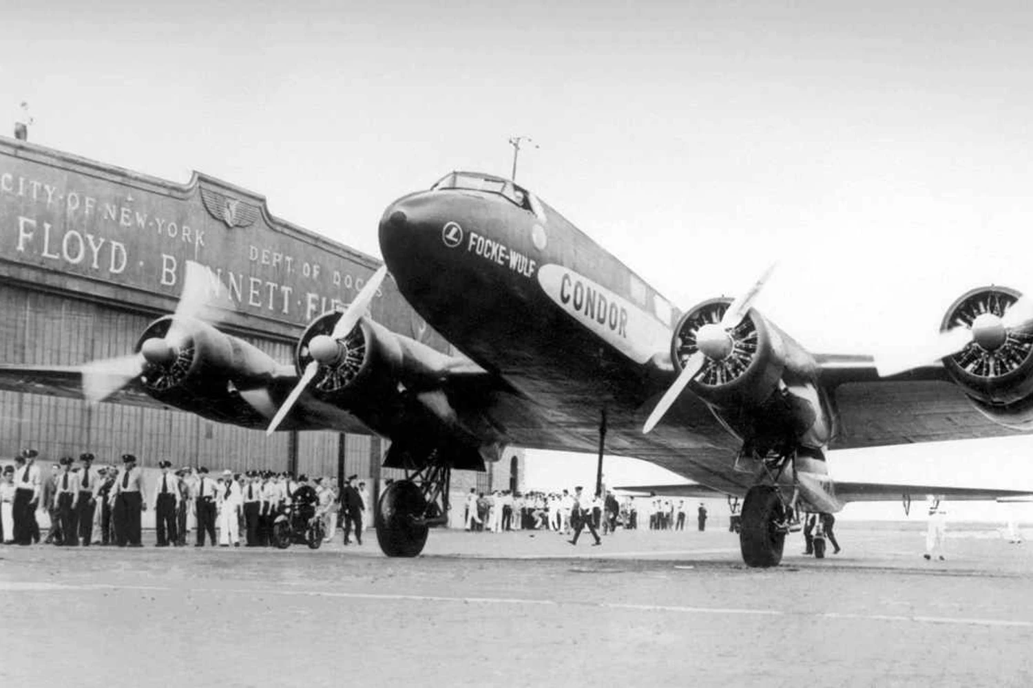 Um FW 200 de demonstração no aeroporto de Nova York, em meados de 1938 (Domínio Público)