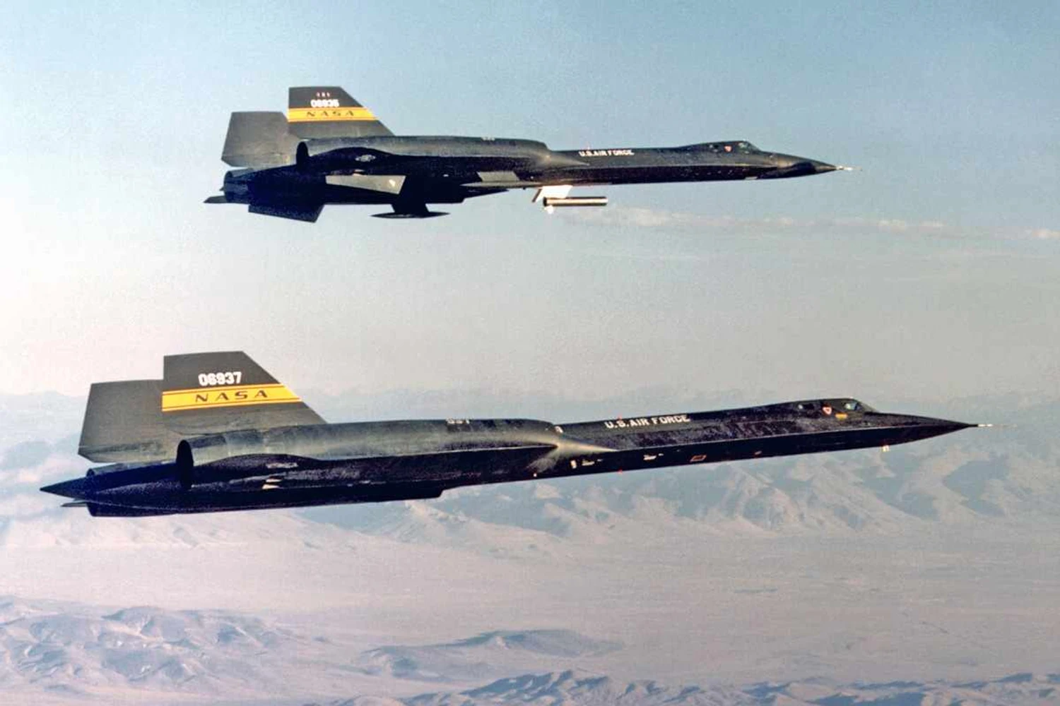 Ao fundo, o YF-12, versão de interceptação do espião Blackbird
