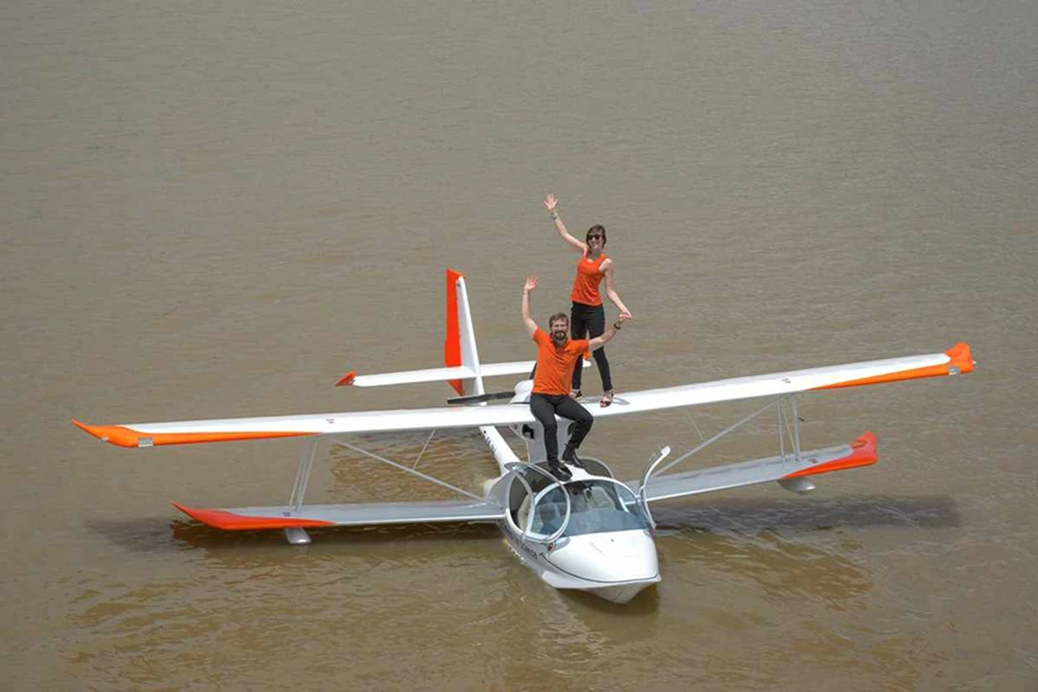 Casal francês inicia volta ao mundo com avião anfíbio brasileiro