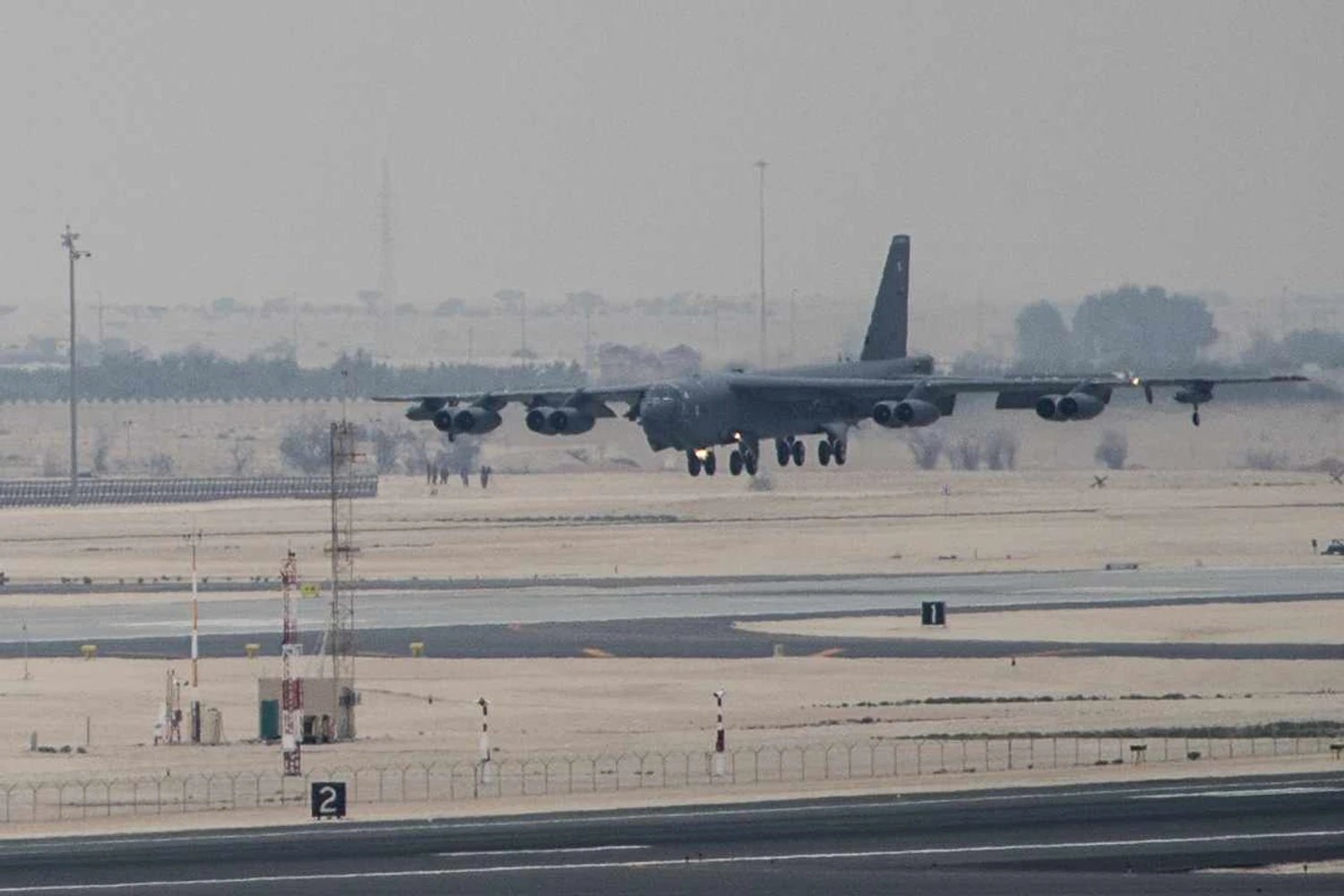 B-52H se aproxima para o pouso na base aérea da Al Udeid, no Qatar (USAF)