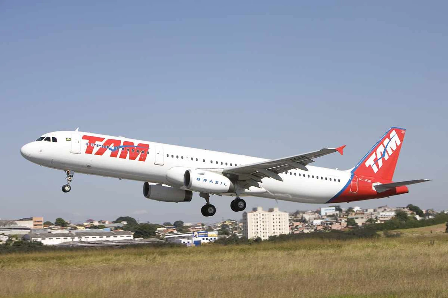 Avião da TAM retorna a Guarulhos após colidir com pássaro