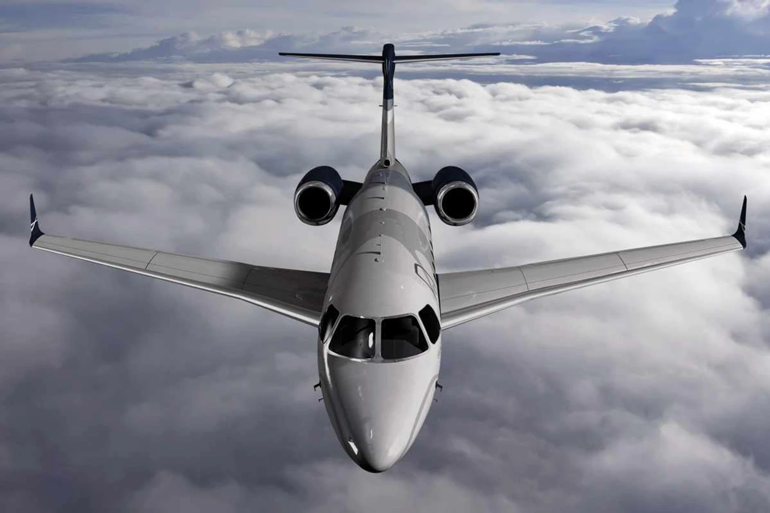 O Legacy 450 pode transportar nove ocupantes (Embraer)