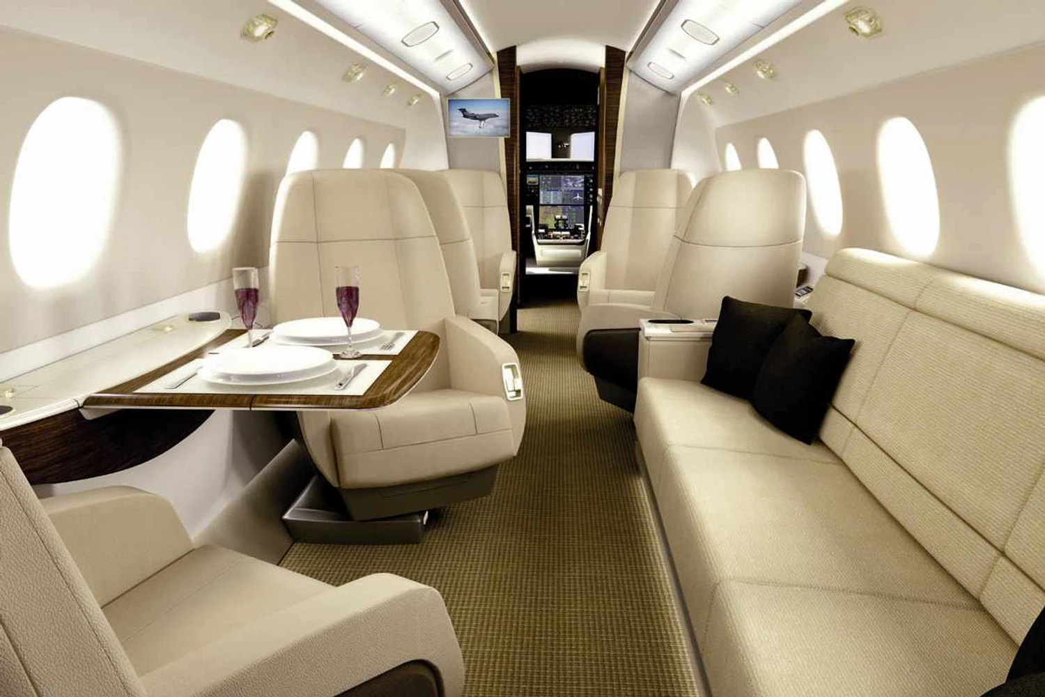 O Legacy 500 possui diversas opções de configuração de cabine, inclusive com sofá-cama (Embraer)
