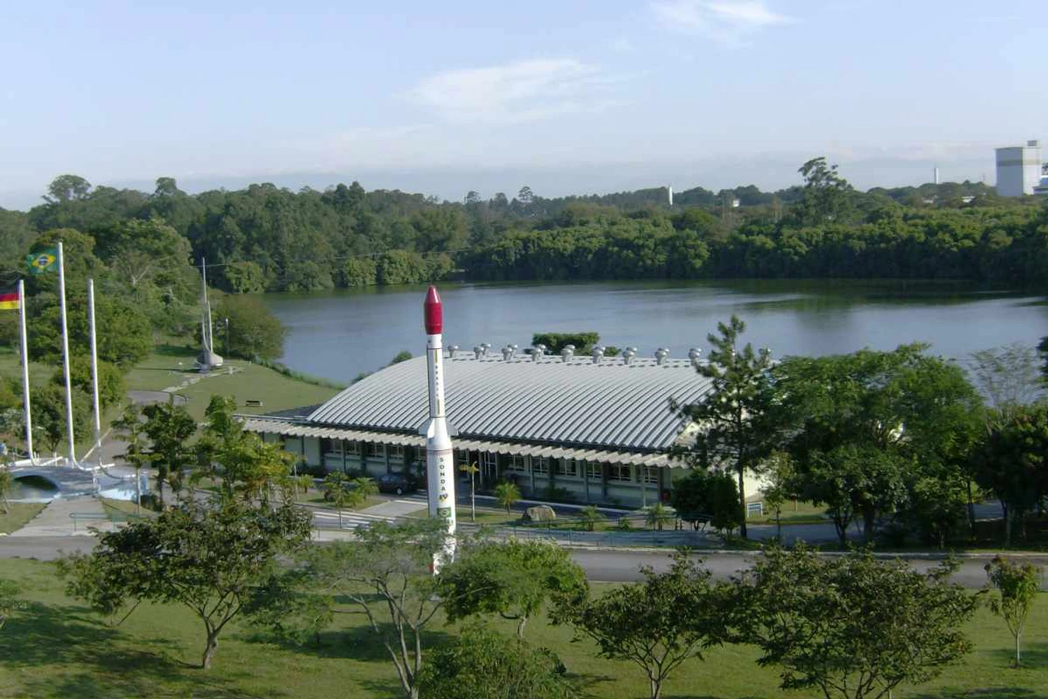 O MAB é vizinho da fábrica da Embraer e do aeroporto de São José dos Campos, onde dica o DCTA (Divulgação)