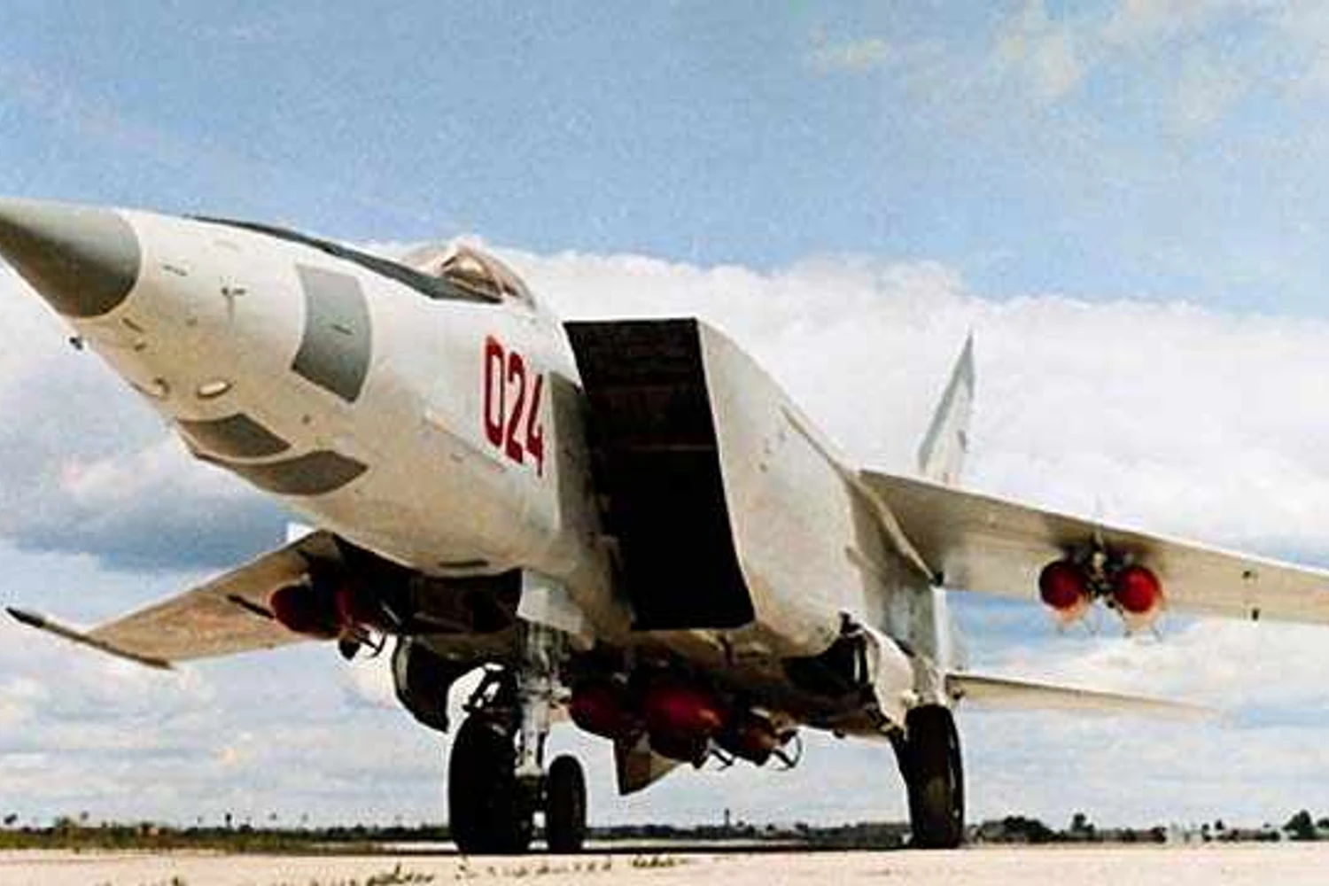 O nariz do MiG-25R era adaptado para carregar câmeras fotográficas em missões de espionagem (Domínio Público)