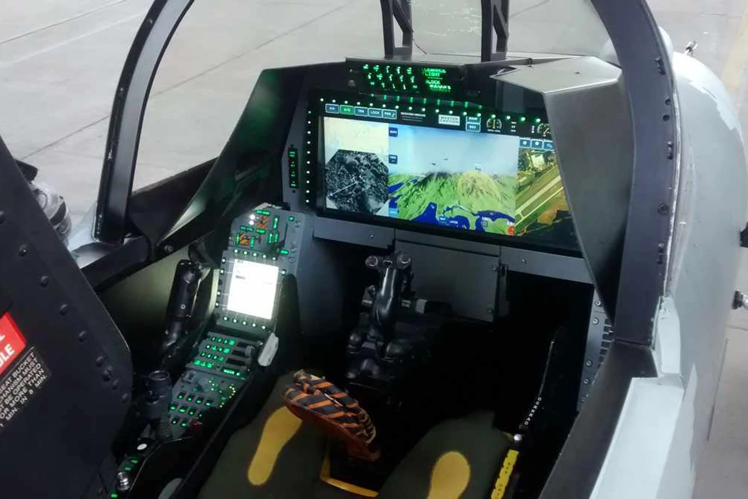 Atualmente, somente o caça norte-americano F-35 possui o display panorâmico (Divulgação)
