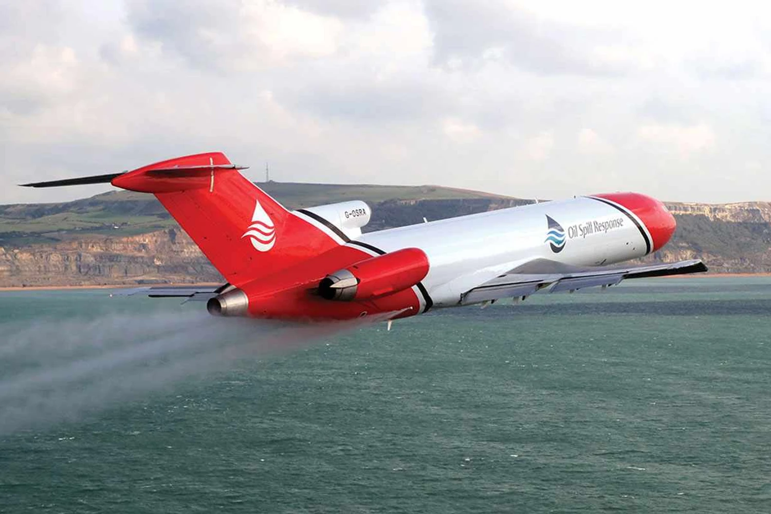 Boeing 727 é convertido para limpar manchas de óleo no mar