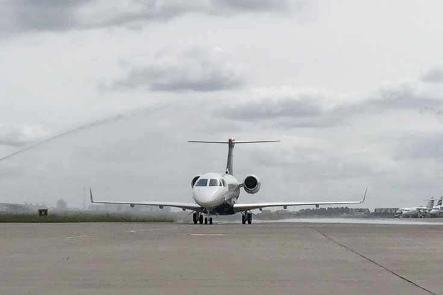 Estreante em London City, o Legacy 500 foi recebido com jatos de água (Embraer)